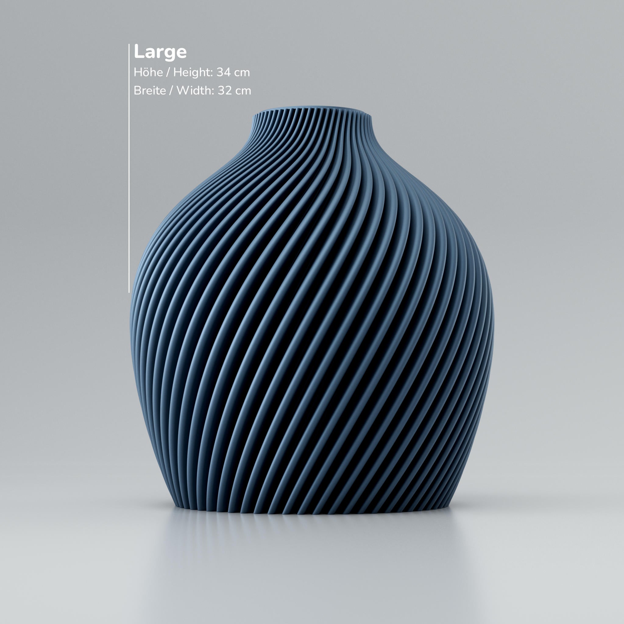 Eine moderne, beigefarbene Designvase namens Voravellie 60, die eine modulare, skulpturale Form aufweist. Die Vase hat eine ausgeprägte, präzise ausgearbeitete Rippstruktur mit klaren Kanten, die spiralförmig um den Körper verläuft und ein faszinierendes Licht- und Schattenspiel erzeugt. Sie steht auf einer glatten, hellgrauen Oberfläche, die ihr Spiegelbild leicht reflektiert, vor einem neutralen, hellgrauen Hintergrund. Die Vase ist leer und hat eine schlanke Öffnung am oberen Ende. Das Design vereint...