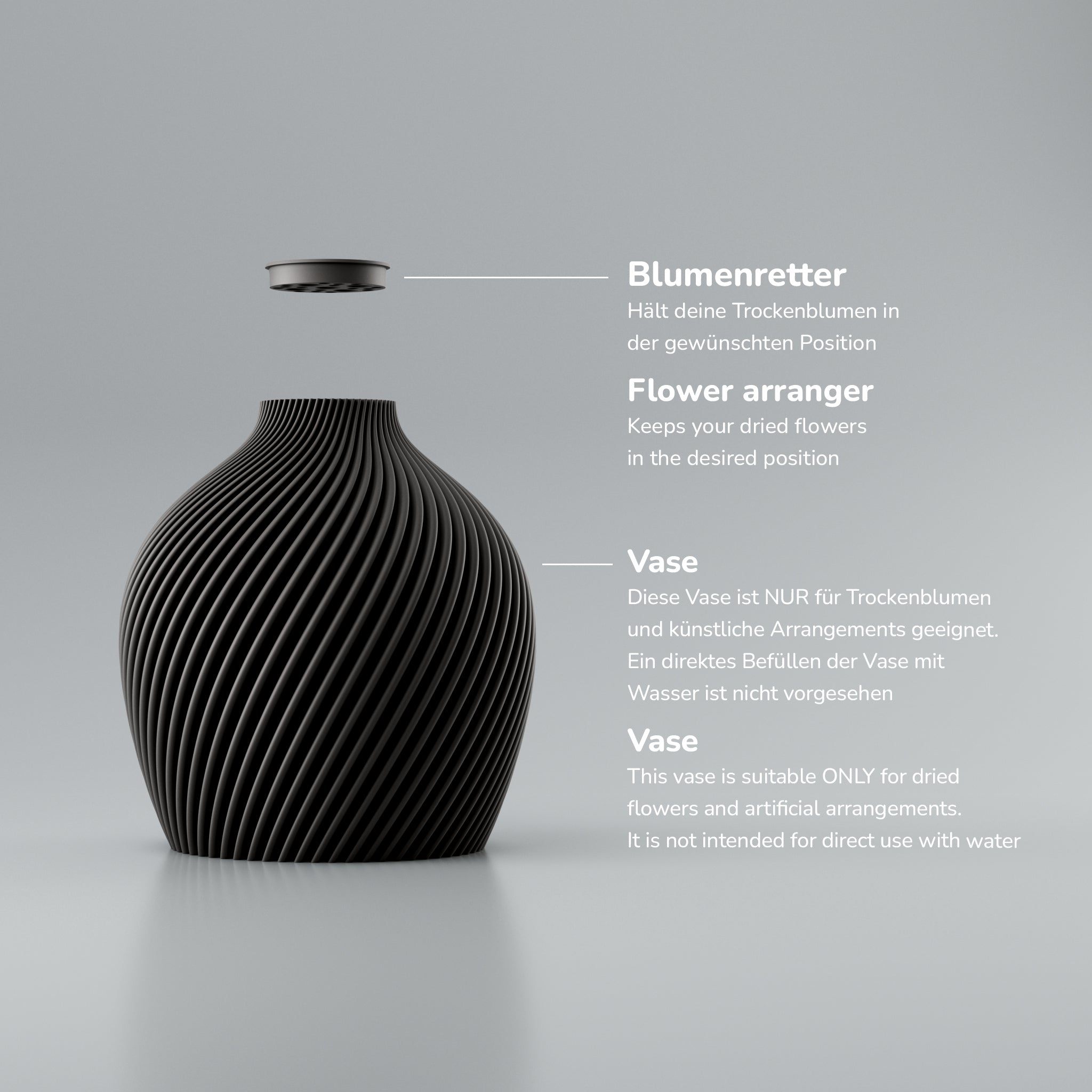 Eine moderne, beigefarbene Designvase namens Voravellie 60, die eine modulare, skulpturale Form aufweist. Die Vase hat eine ausgeprägte, präzise ausgearbeitete Rippstruktur mit klaren Kanten, die spiralförmig um den Körper verläuft und ein faszinierendes Licht- und Schattenspiel erzeugt. Sie steht auf einer glatten, hellgrauen Oberfläche, die ihr Spiegelbild leicht reflektiert, vor einem neutralen, hellgrauen Hintergrund. Die Vase ist leer und hat eine schlanke Öffnung am oberen Ende. Das Design vereint...