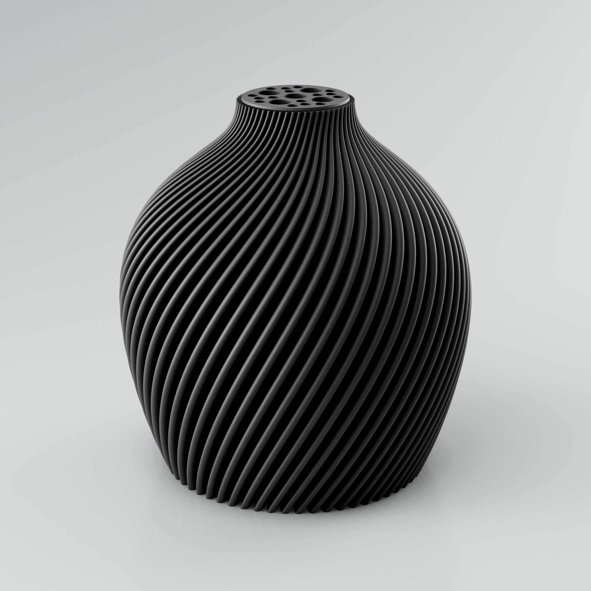Eine spiralförmige, skulpturale Vase in Taupe mit einer markanten Rippstruktur. Die Oberfläche der Vase ist matt und weist klare Kanten auf, die ein intensives Licht- und Schattenspiel erzeugen. Am oberen Ende befindet sich ein integrierter Blumenretter mit mehreren unterschiedlich großen Löchern, ideal für Trockenblumen. Die Vase steht auf einer hellgrauen Oberfläche.