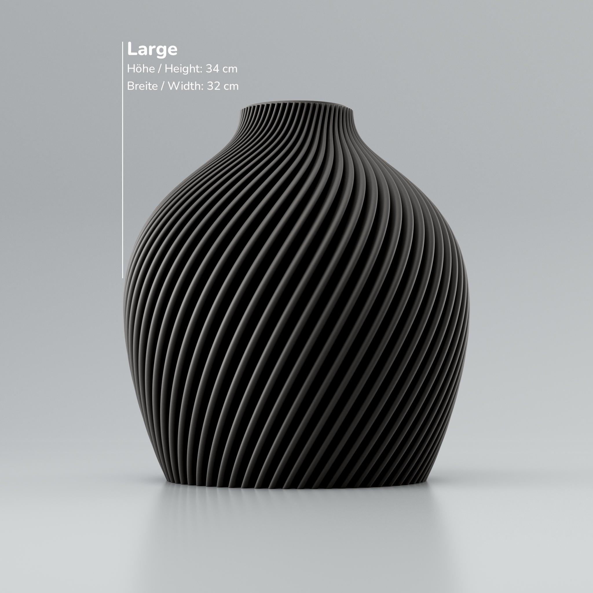 Eine moderne, beigefarbene Designvase namens Voravellie 60, die eine modulare, skulpturale Form aufweist. Die Vase hat eine ausgeprägte, präzise ausgearbeitete Rippstruktur mit klaren Kanten, die spiralförmig um den Körper verläuft und ein faszinierendes Licht- und Schattenspiel erzeugt. Sie steht auf einer glatten, hellgrauen Oberfläche, die ihr Spiegelbild leicht reflektiert, vor einem neutralen, hellgrauen Hintergrund. Die Vase ist leer und hat eine schlanke Öffnung am oberen Ende. Das Design vereint...