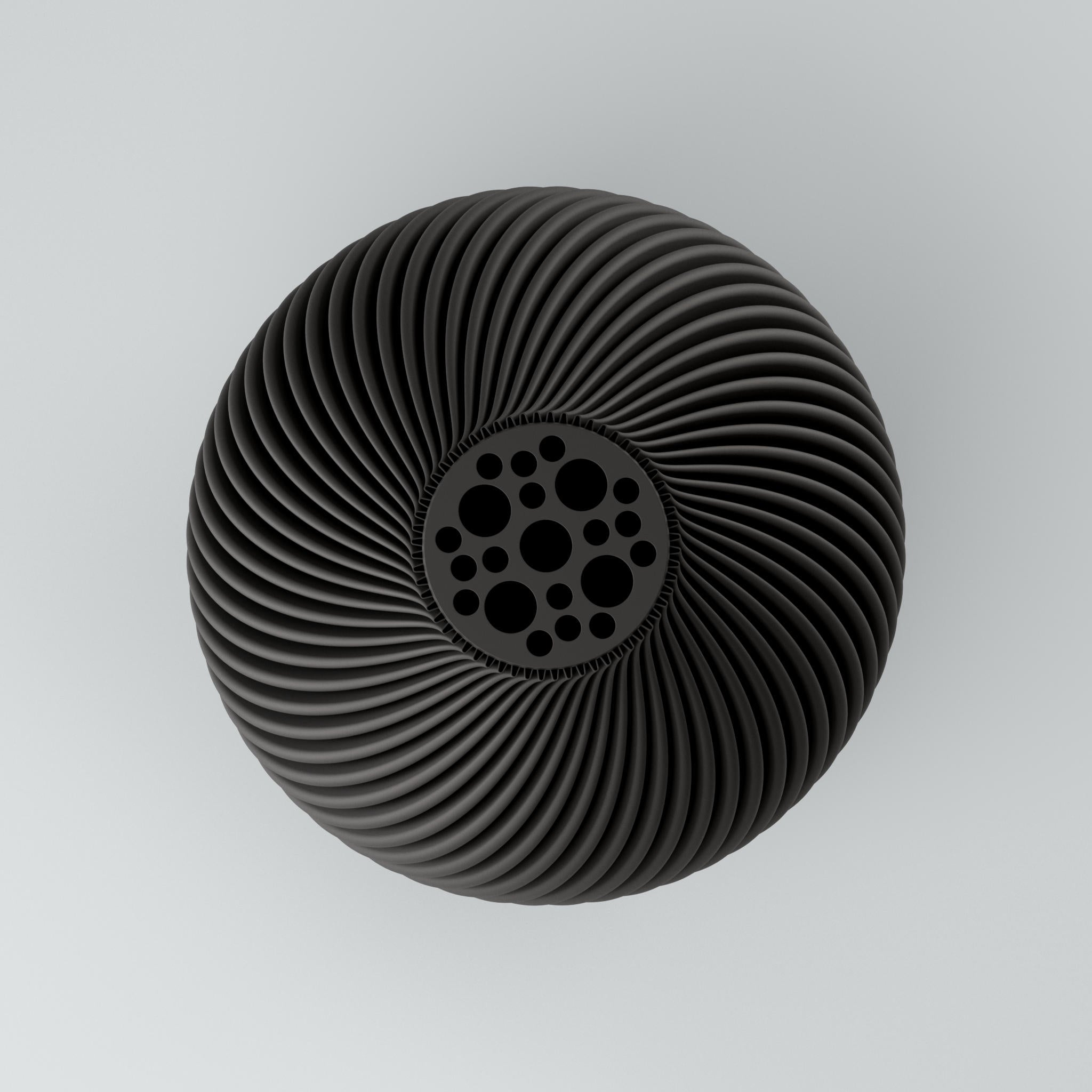 Eine moderne, beigefarbene Designvase namens Voravellie 60, die eine modulare, skulpturale Form aufweist. Die Vase hat eine ausgeprägte, präzise ausgearbeitete Rippstruktur mit klaren Kanten, die spiralförmig um den Körper verläuft und ein faszinierendes Licht- und Schattenspiel erzeugt. Sie steht auf einer glatten, hellgrauen Oberfläche, die ihr Spiegelbild leicht reflektiert, vor einem neutralen, hellgrauen Hintergrund. Die Vase ist leer und hat eine schlanke Öffnung am oberen Ende. Das Design vereint...