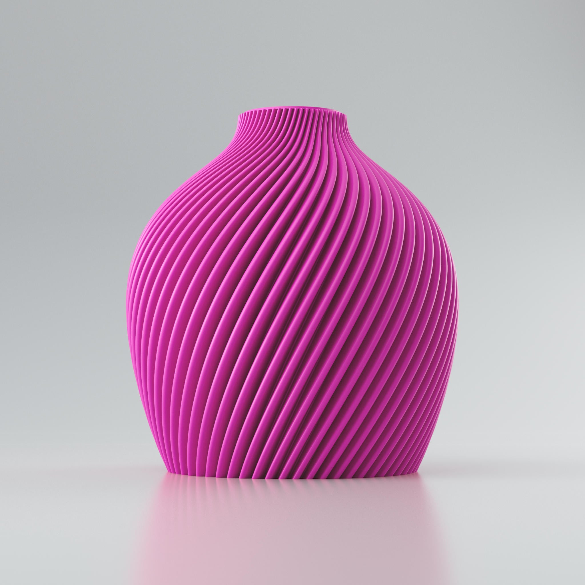 Eine moderne, beigefarbene Designvase namens Voravellie 60, die eine modulare, skulpturale Form aufweist. Die Vase hat eine ausgeprägte, präzise ausgearbeitete Rippstruktur mit klaren Kanten, die spiralförmig um den Körper verläuft und ein faszinierendes Licht- und Schattenspiel erzeugt. Sie steht auf einer glatten, hellgrauen Oberfläche, die ihr Spiegelbild leicht reflektiert, vor einem neutralen, hellgrauen Hintergrund. Die Vase ist leer und hat eine schlanke Öffnung am oberen Ende. Das Design vereint...