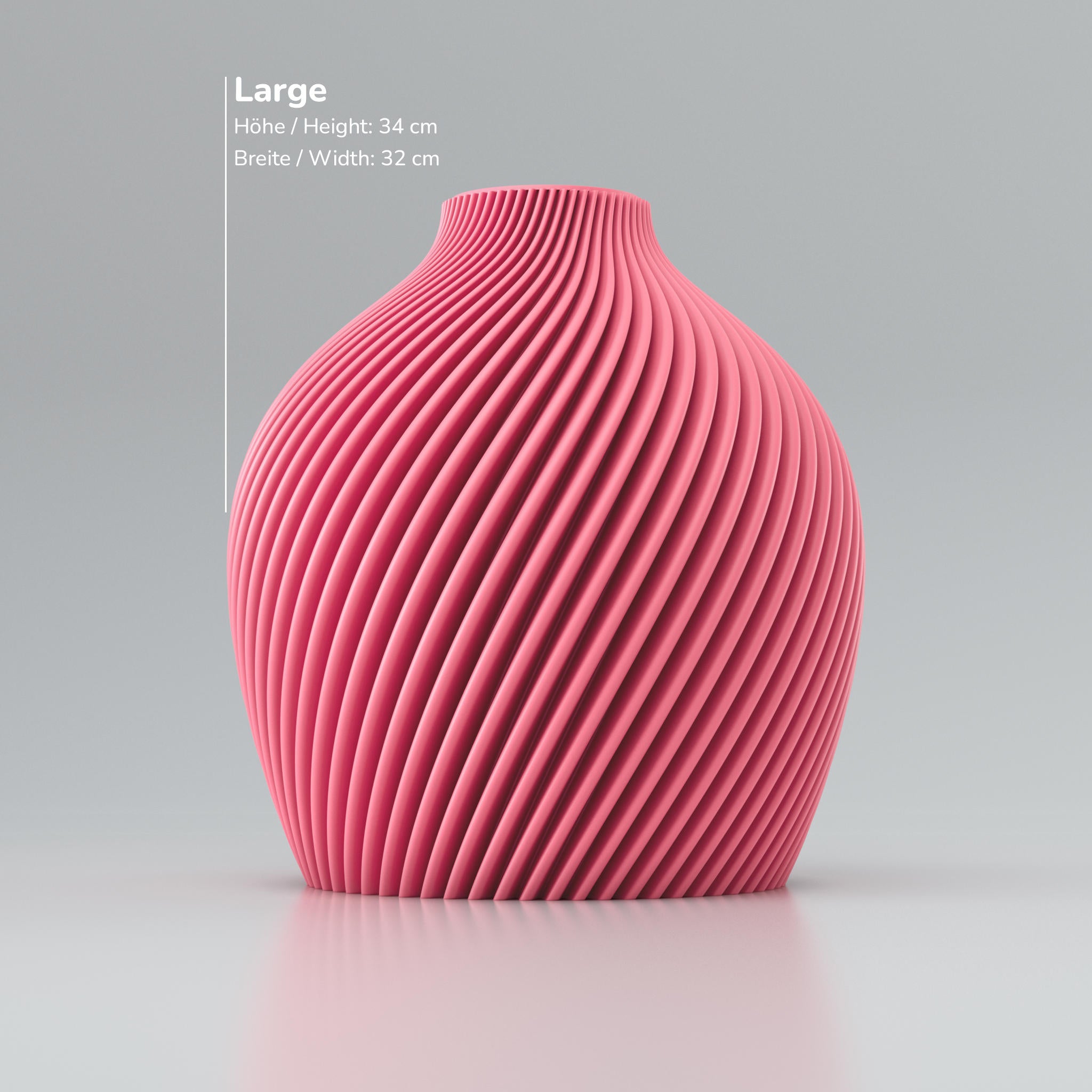 Eine moderne, beigefarbene Designvase namens Voravellie 60, die eine modulare, skulpturale Form aufweist. Die Vase hat eine ausgeprägte, präzise ausgearbeitete Rippstruktur mit klaren Kanten, die spiralförmig um den Körper verläuft und ein faszinierendes Licht- und Schattenspiel erzeugt. Sie steht auf einer glatten, hellgrauen Oberfläche, die ihr Spiegelbild leicht reflektiert, vor einem neutralen, hellgrauen Hintergrund. Die Vase ist leer und hat eine schlanke Öffnung am oberen Ende. Das Design vereint...