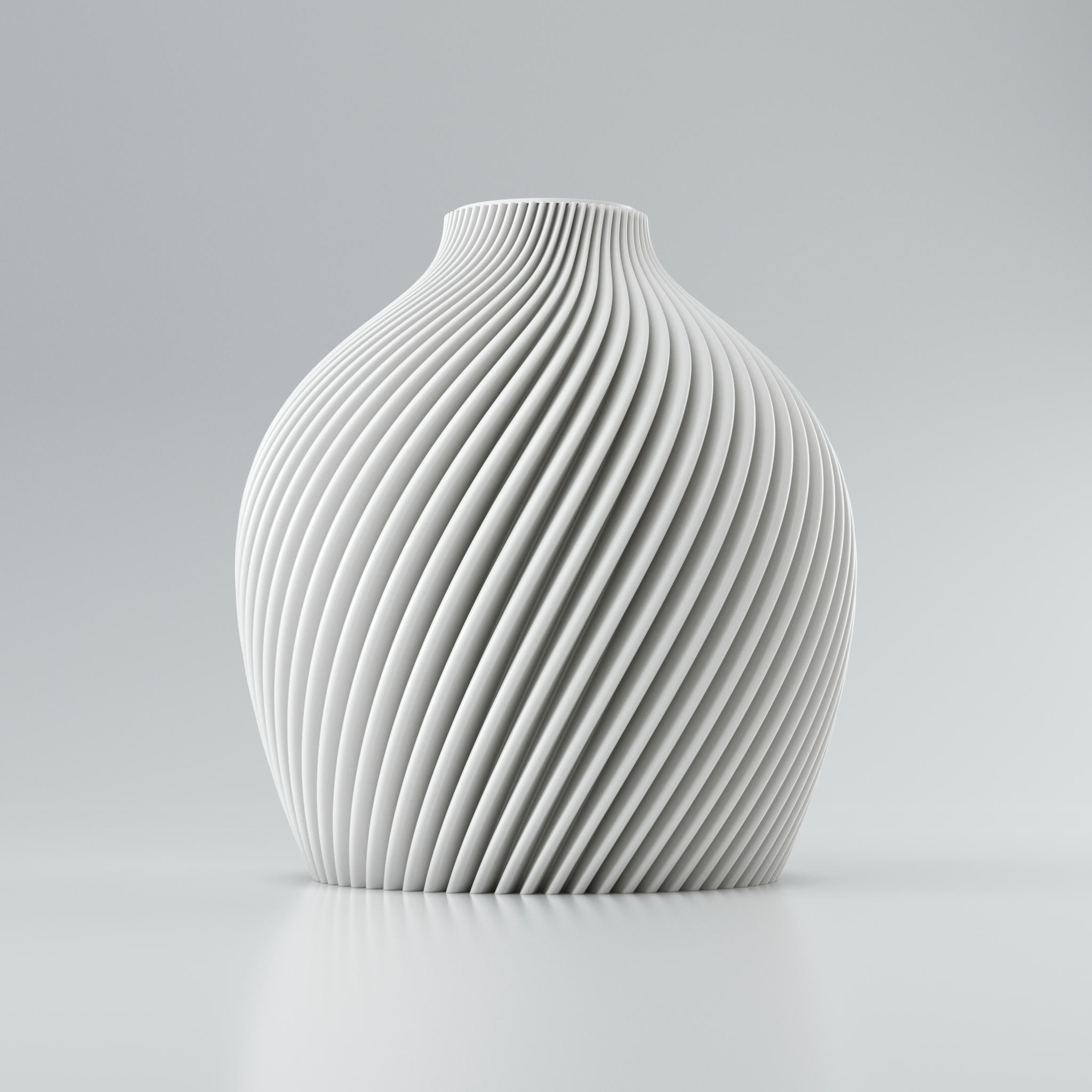 Eine moderne, beigefarbene Designvase namens Voravellie 60, die eine modulare, skulpturale Form aufweist. Die Vase hat eine ausgeprägte, präzise ausgearbeitete Rippstruktur mit klaren Kanten, die spiralförmig um den Körper verläuft und ein faszinierendes Licht- und Schattenspiel erzeugt. Sie steht auf einer glatten, hellgrauen Oberfläche, die ihr Spiegelbild leicht reflektiert, vor einem neutralen, hellgrauen Hintergrund. Die Vase ist leer und hat eine schlanke Öffnung am oberen Ende. Das Design vereint...
