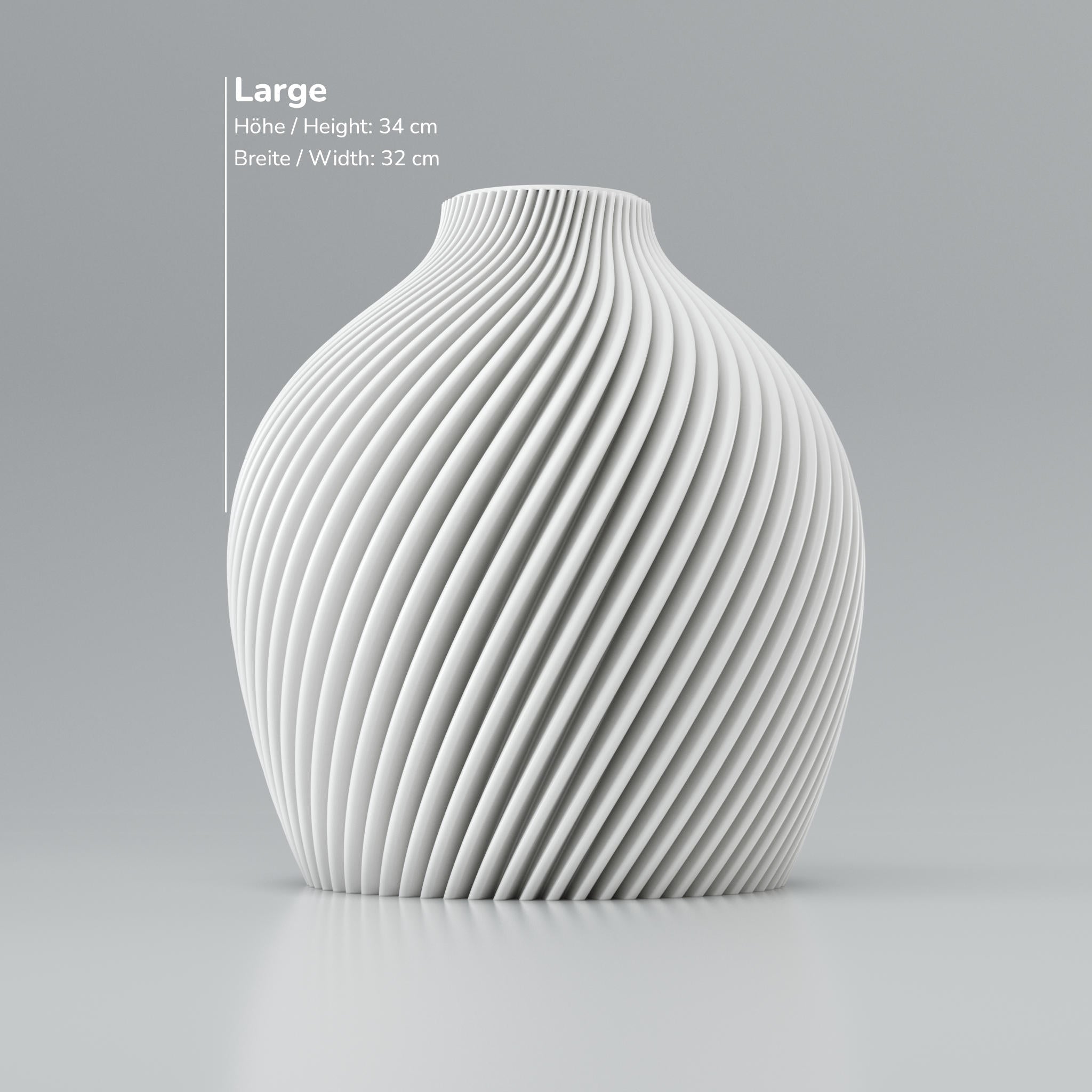 Weißer gerippter Lampenschirm mit Größenangabe Höhe 34 cm und Breite 32 cm vor grauem Hintergrund.