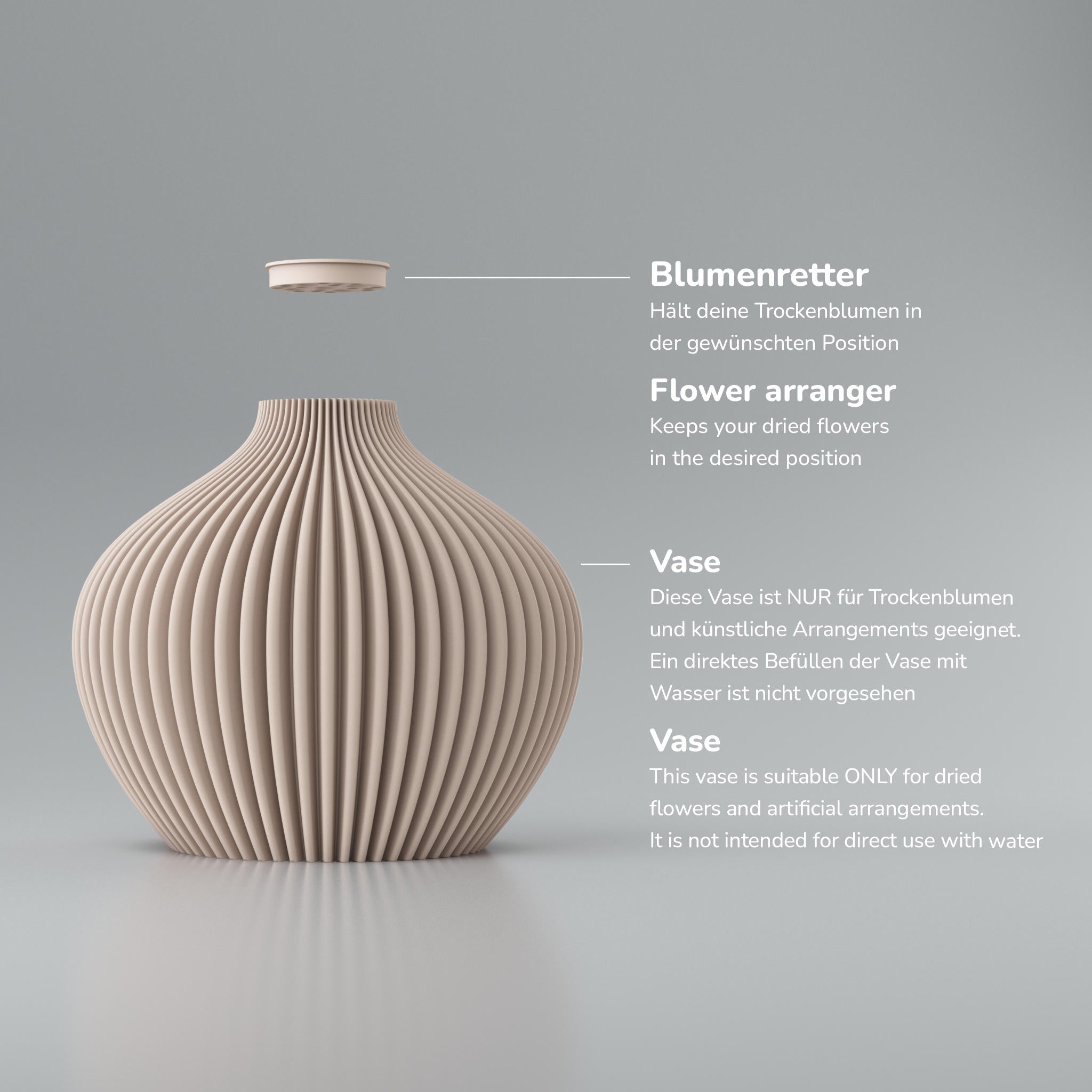 Beige gerippte Vase auf grauem Hintergrund, daneben eine kleine weiße Kappe, Schriftzug Blumenretter.