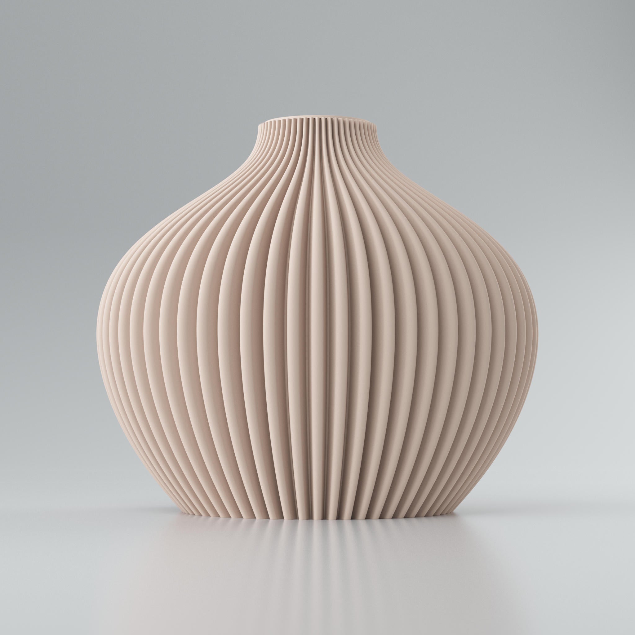 Beige Keramikvase mit gerippten Vertikalfalten, angeschnitten vor hellem Hintergrund