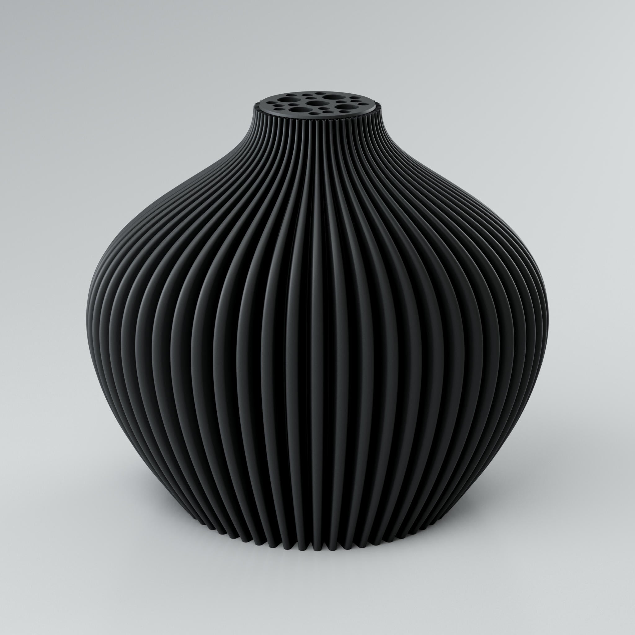 Eine moderne, beigefarbene Designvase "Voravellie 80" von Blooming3D. Die Vase hat eine ausgeprägte, präzise Rippstruktur, die ein faszinierendes Licht- und Schattenspiel erzeugt. Am oberen Ende befindet sich ein integrierter Blumenretter mit unterschiedlich großen runden Öffnungen für stilvolle Trockenblumenarrangements. Die modulare, skulpturale Form vereint Architektur und Design in einem Objekt. Die klaren Kanten der Rippenstruktur sind gut sichtbar. Die Vase steht auf einem hellgrauen Untergrund.