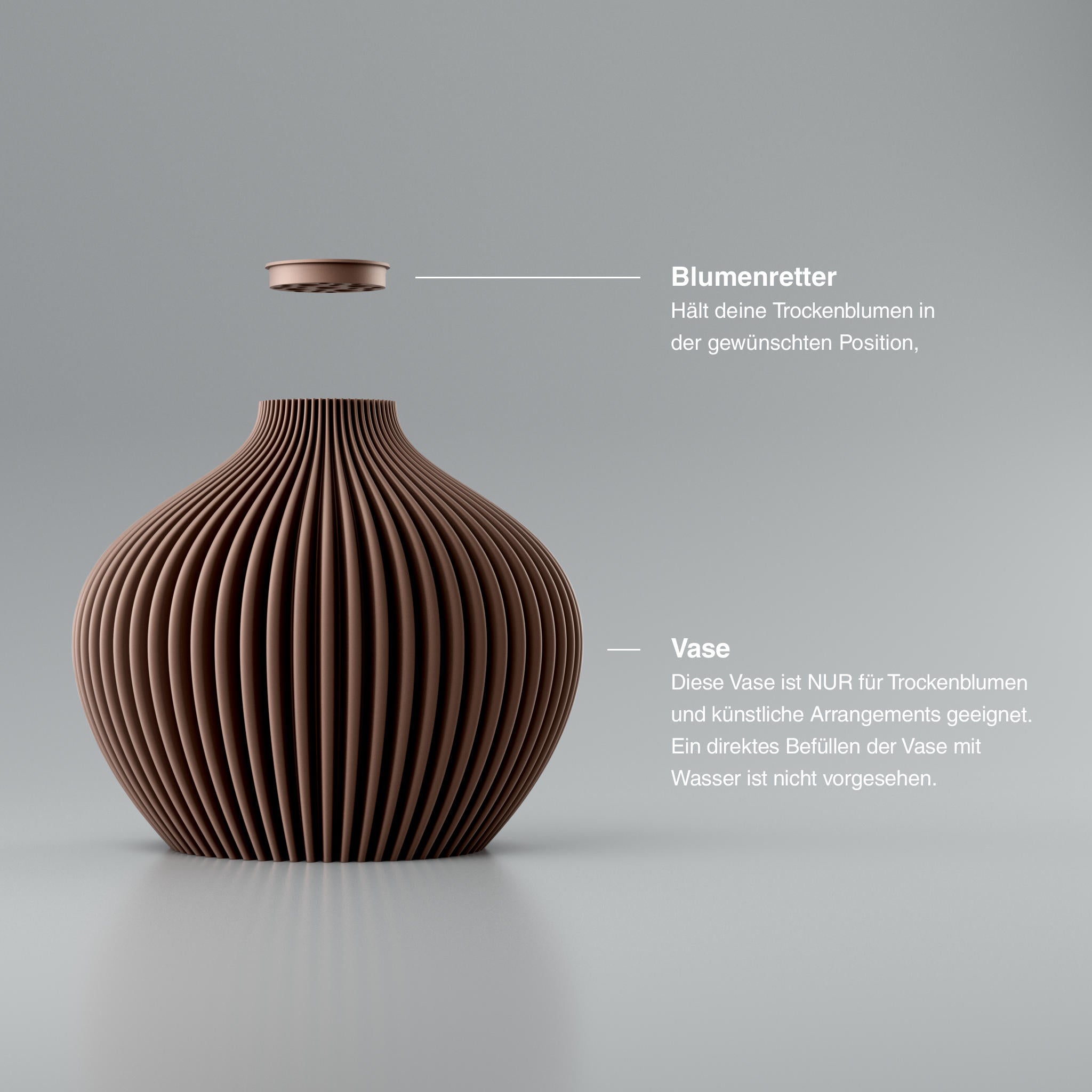 Braune gerippte Vase mit Deckel und kleinem Einsatz vor hellem Hintergrund, Text: Blumenretter, Vase.