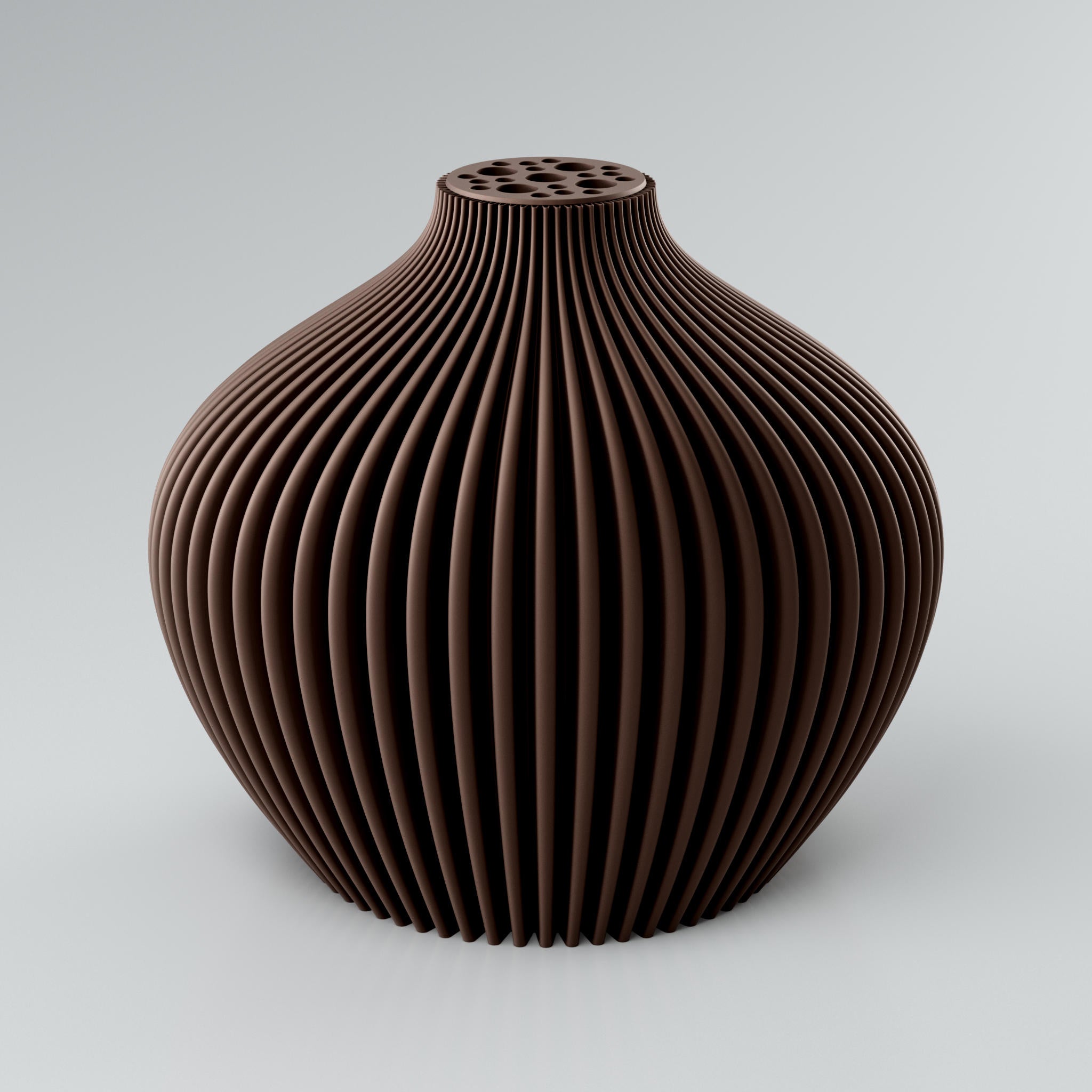 Eine moderne, beigefarbene Designvase "Voravellie 80" von Blooming3D. Die Vase hat eine ausgeprägte, präzise Rippstruktur, die ein faszinierendes Licht- und Schattenspiel erzeugt. Am oberen Ende befindet sich ein integrierter Blumenretter mit unterschiedlich großen runden Öffnungen für stilvolle Trockenblumenarrangements. Die modulare, skulpturale Form vereint Architektur und Design in einem Objekt. Die klaren Kanten der Rippenstruktur sind gut sichtbar. Die Vase steht auf einem hellgrauen Untergrund.
