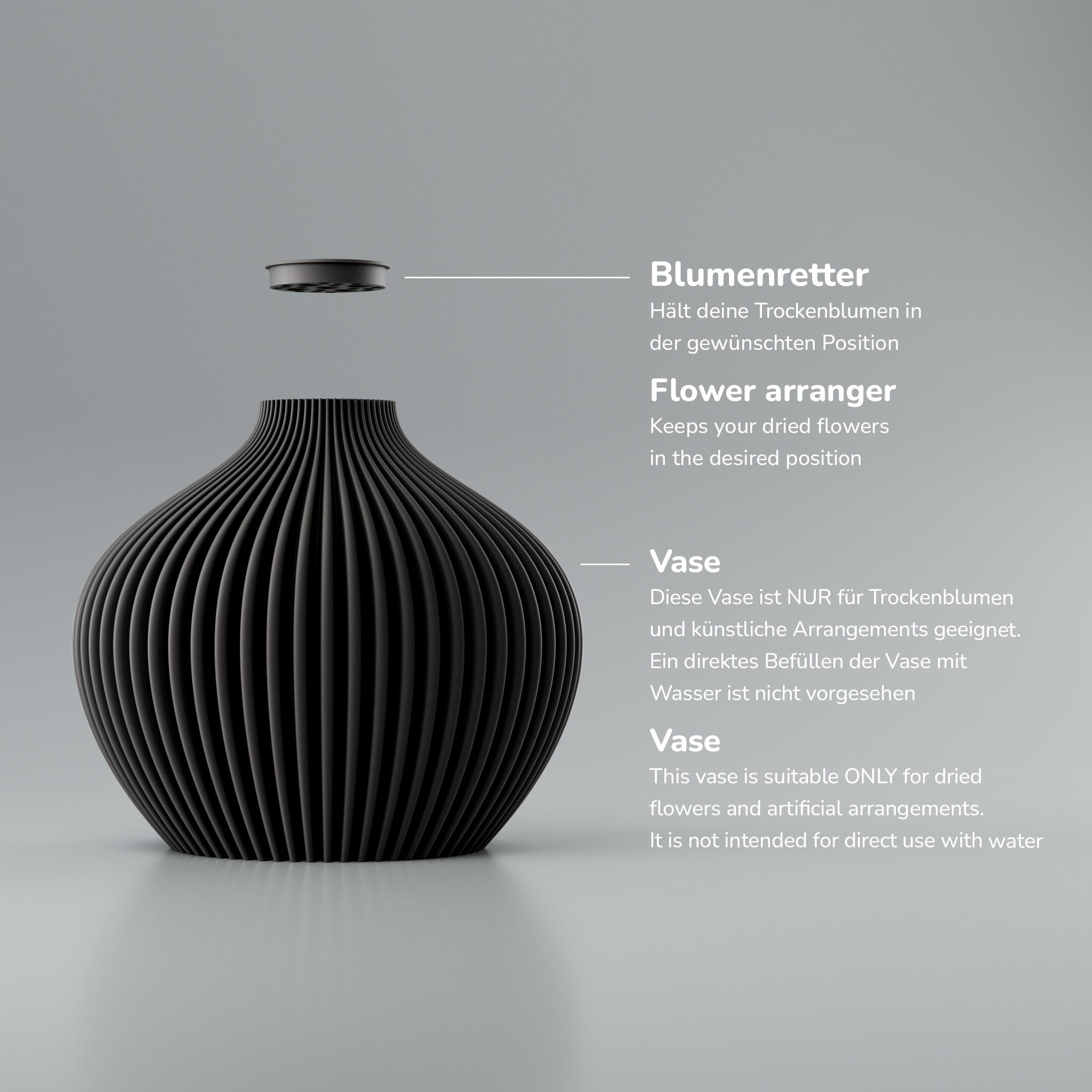 Schwarze gerippte Vase mit senkrechten Rillen, auf grauem Hintergrund, daneben ein kleines Einsatzstück.