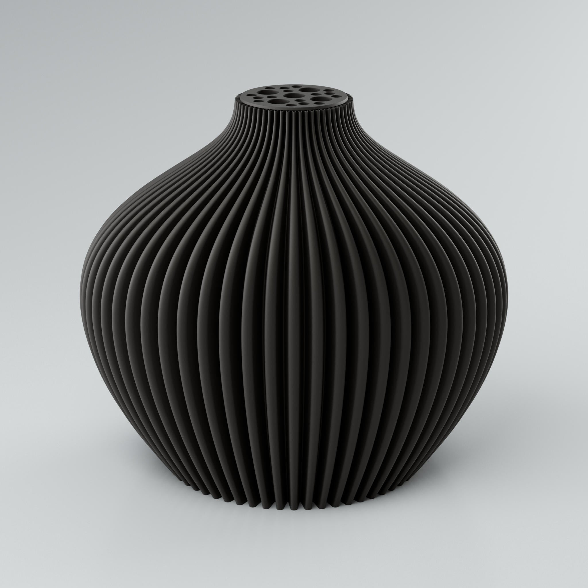 Eine moderne, beigefarbene Designvase "Voravellie 80" von Blooming3D. Die Vase hat eine ausgeprägte, präzise Rippstruktur, die ein faszinierendes Licht- und Schattenspiel erzeugt. Am oberen Ende befindet sich ein integrierter Blumenretter mit unterschiedlich großen runden Öffnungen für stilvolle Trockenblumenarrangements. Die modulare, skulpturale Form vereint Architektur und Design in einem Objekt. Die klaren Kanten der Rippenstruktur sind gut sichtbar. Die Vase steht auf einem hellgrauen Untergrund.