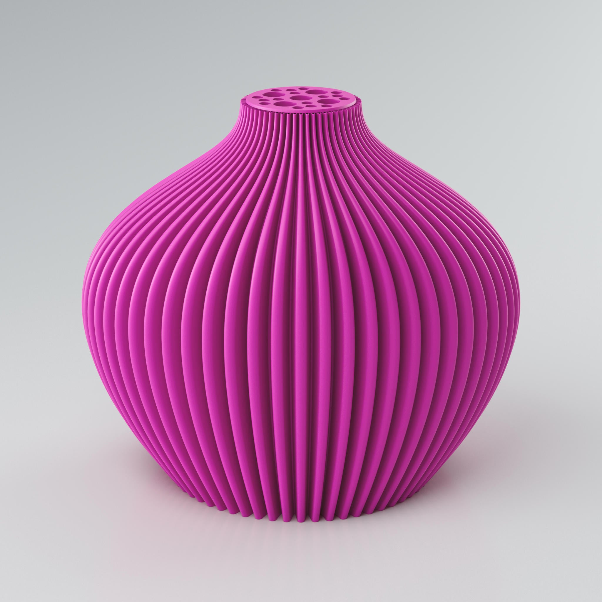 Eine moderne, beigefarbene Designvase "Voravellie 80" von Blooming3D. Die Vase hat eine ausgeprägte, präzise Rippstruktur, die ein faszinierendes Licht- und Schattenspiel erzeugt. Am oberen Ende befindet sich ein integrierter Blumenretter mit unterschiedlich großen runden Öffnungen für stilvolle Trockenblumenarrangements. Die modulare, skulpturale Form vereint Architektur und Design in einem Objekt. Die klaren Kanten der Rippenstruktur sind gut sichtbar. Die Vase steht auf einem hellgrauen Untergrund.