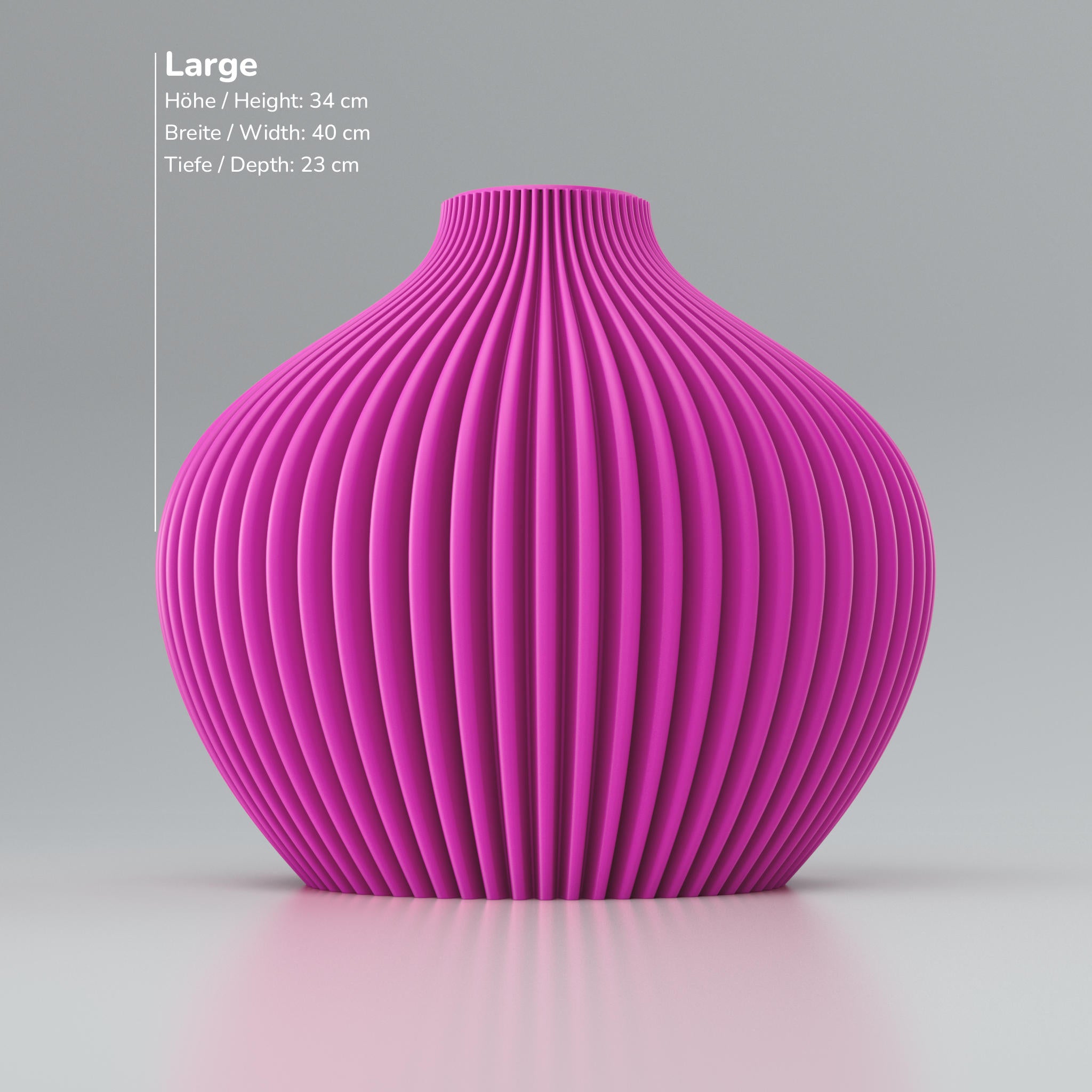 Lila gerippte Vase mit Maßen Höhe 34 cm, Breite 40 cm, Tiefe 23 cm auf grauem Hintergrund