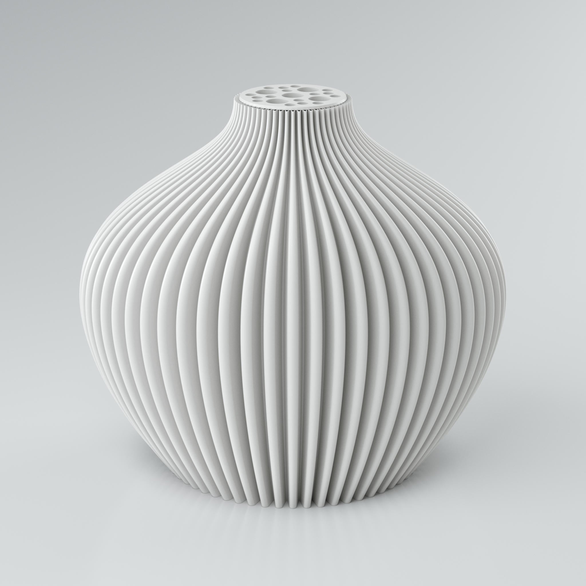 Eine moderne, beigefarbene Designvase "Voravellie 80" von Blooming3D. Die Vase hat eine ausgeprägte, präzise Rippstruktur, die ein faszinierendes Licht- und Schattenspiel erzeugt. Am oberen Ende befindet sich ein integrierter Blumenretter mit unterschiedlich großen runden Öffnungen für stilvolle Trockenblumenarrangements. Die modulare, skulpturale Form vereint Architektur und Design in einem Objekt. Die klaren Kanten der Rippenstruktur sind gut sichtbar. Die Vase steht auf einem hellgrauen Untergrund.