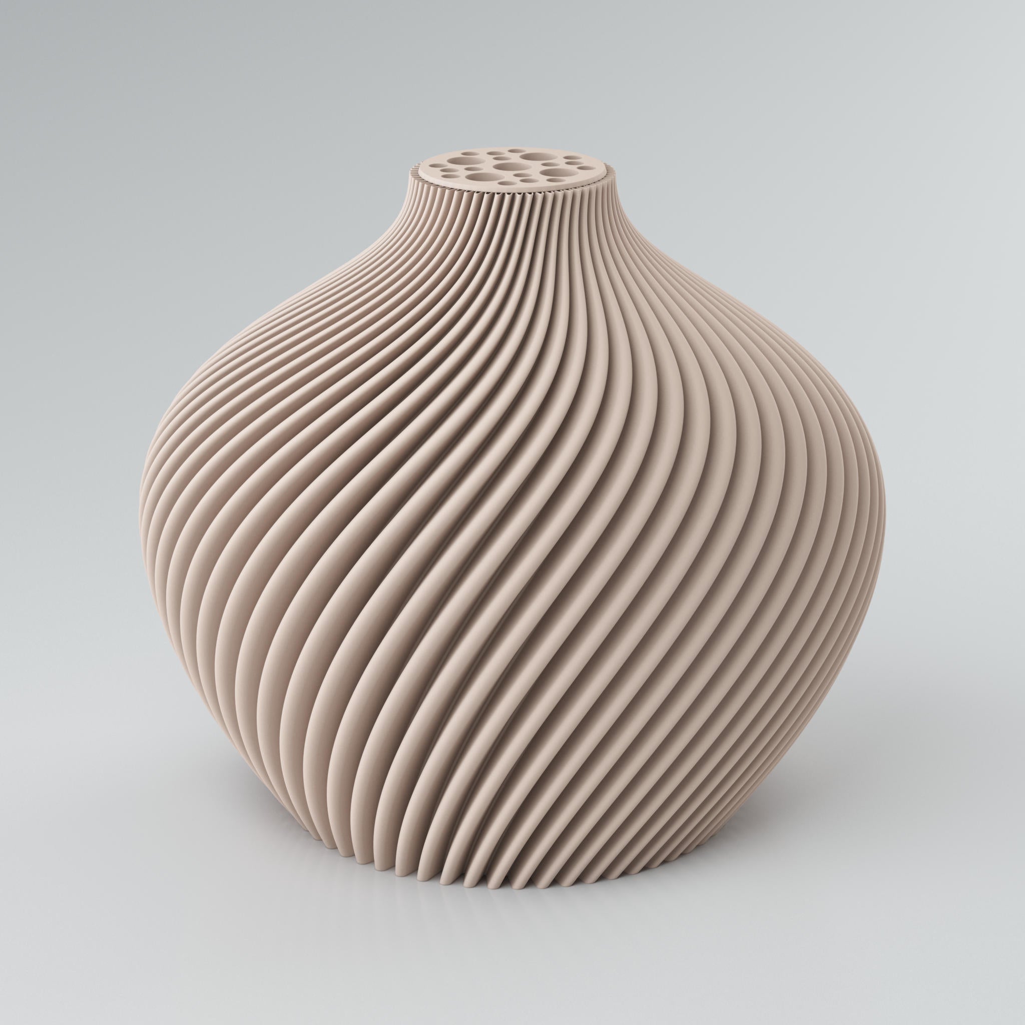 Eine spiralförmige, modulare Vase in Taupe mit integriertem Blumenretter, ideal für Trockenblumen. Die Vase hat eine ausdrucksstarke Oberfläche mit klaren Kanten und einer prägnanten, scharf definierten Rippstruktur. Die Rippen verlaufen spiralförmig von der Basis bis zum Hals der Vase. Der obere Teil der Vase ist flach und weist mehrere unregelmäßig geformte Löcher auf. Die Oberfläche der Vase wirkt kraftvoll und modern. Der Hintergrund ist einfarbig hellgrau.