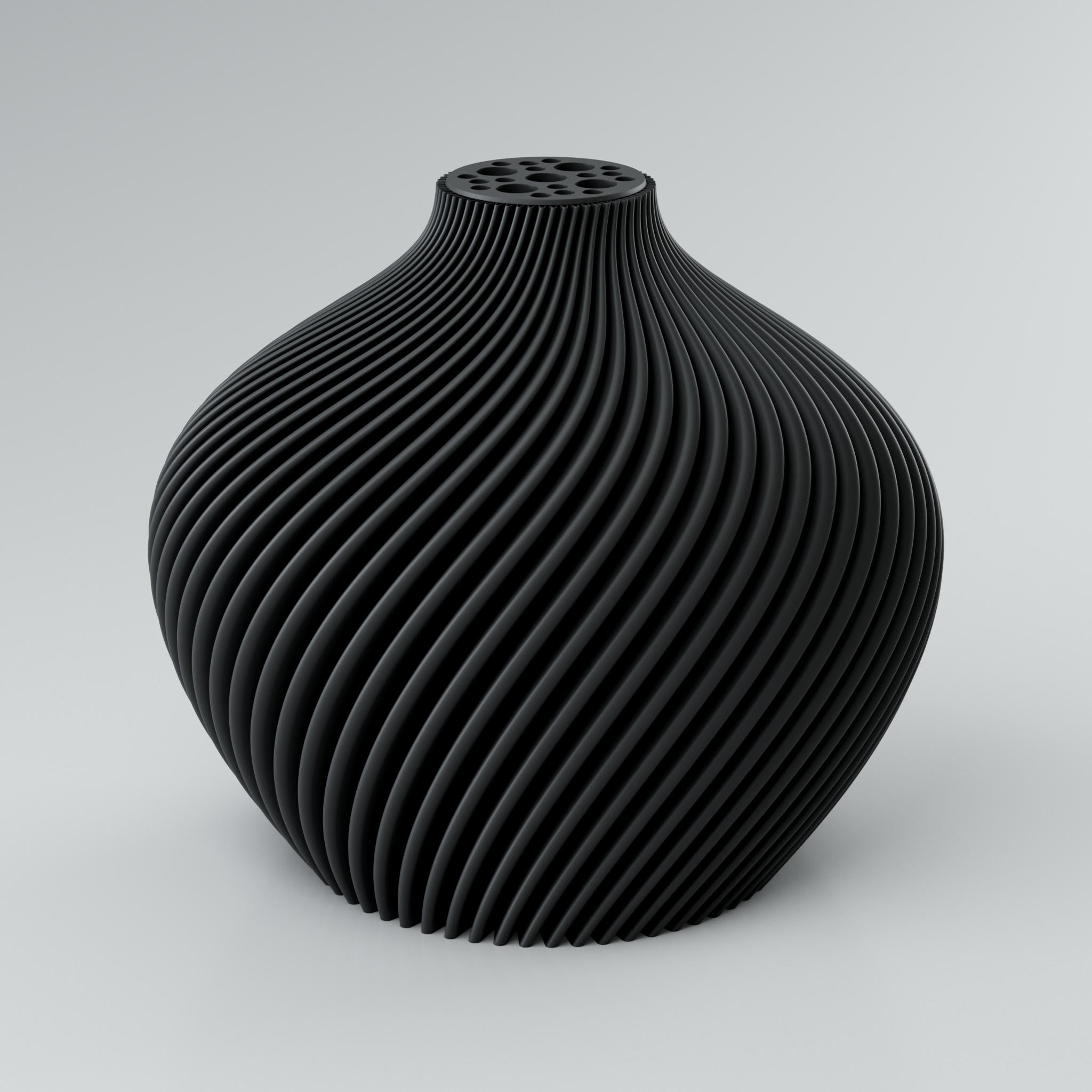 Eine spiralförmige, modulare Vase in Taupe mit integriertem Blumenretter, ideal für Trockenblumen. Die Vase hat eine ausdrucksstarke Oberfläche mit klaren Kanten und einer prägnanten, scharf definierten Rippstruktur. Die Rippen verlaufen spiralförmig von der Basis bis zum Hals der Vase. Der obere Teil der Vase ist flach und weist mehrere unregelmäßig geformte Löcher auf. Die Oberfläche der Vase wirkt kraftvoll und modern. Der Hintergrund ist einfarbig hellgrau.
