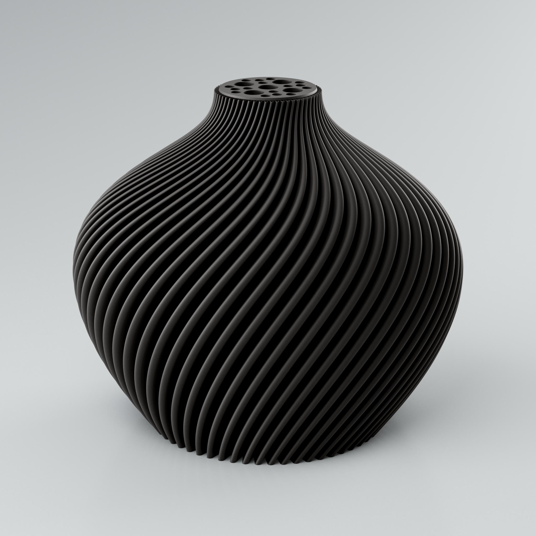 Eine spiralförmige, modulare Vase in Taupe mit integriertem Blumenretter, ideal für Trockenblumen. Die Vase hat eine ausdrucksstarke Oberfläche mit klaren Kanten und einer prägnanten, scharf definierten Rippstruktur. Die Rippen verlaufen spiralförmig von der Basis bis zum Hals der Vase. Der obere Teil der Vase ist flach und weist mehrere unregelmäßig geformte Löcher auf. Die Oberfläche der Vase wirkt kraftvoll und modern. Der Hintergrund ist einfarbig hellgrau.