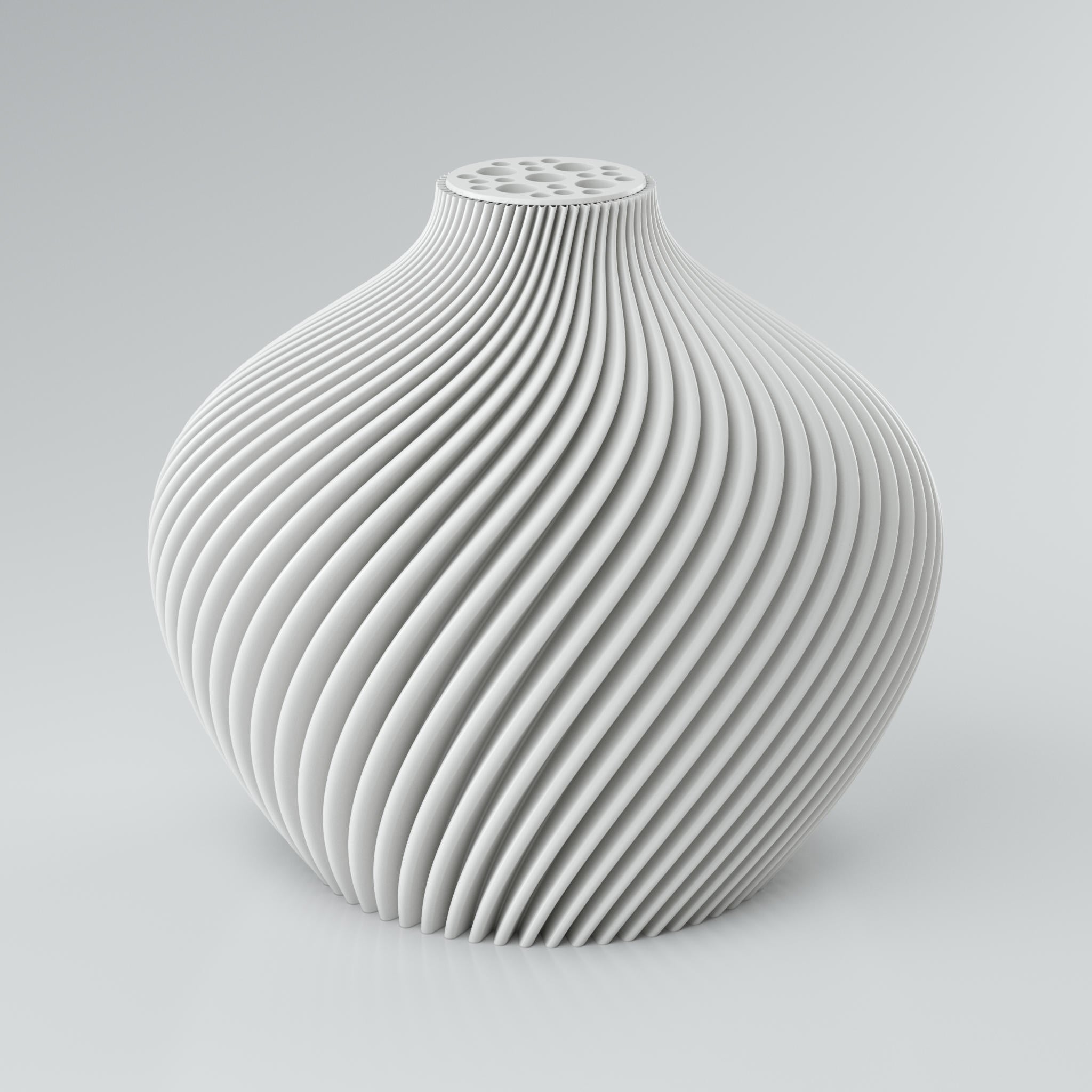 Eine spiralförmige, modulare Vase in Taupe mit integriertem Blumenretter, ideal für Trockenblumen. Die Vase hat eine ausdrucksstarke Oberfläche mit klaren Kanten und einer prägnanten, scharf definierten Rippstruktur. Die Rippen verlaufen spiralförmig von der Basis bis zum Hals der Vase. Der obere Teil der Vase ist flach und weist mehrere unregelmäßig geformte Löcher auf. Die Oberfläche der Vase wirkt kraftvoll und modern. Der Hintergrund ist einfarbig hellgrau.